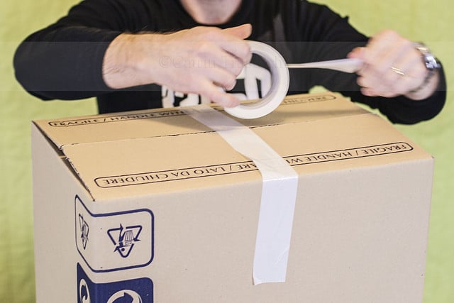 Preparare la scatola per imballare bicchieri — rinforzo fondo con nastro