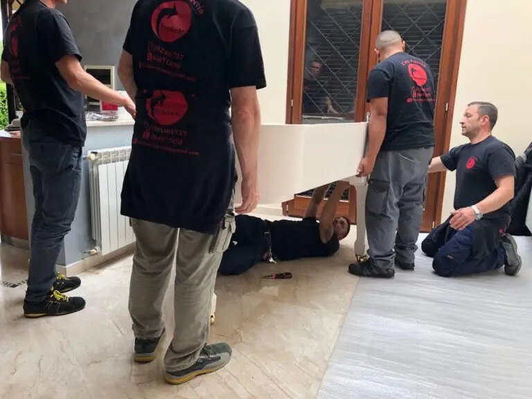 Operai Freccia SRL smontano i mobili durante un trasloco a Roma