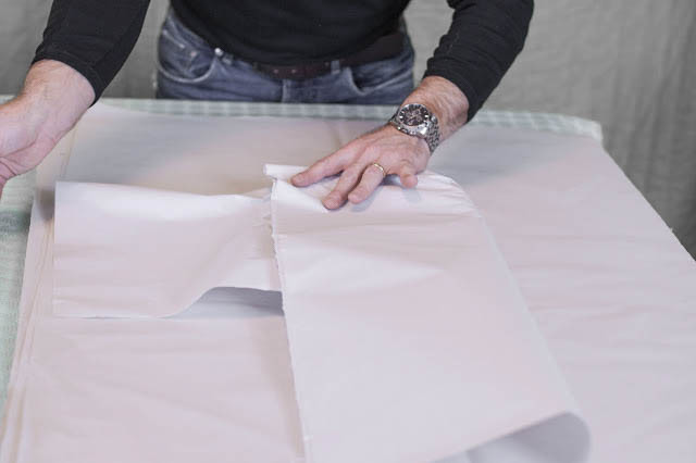 Bicchiere avvolto nella carta pronto per la scatola