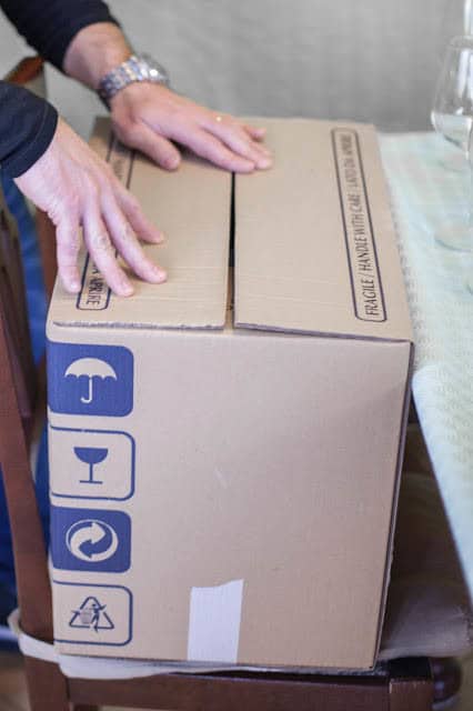 Avvolgere bicchiere con carta da imballaggio — tecnica professionale traslochi Roma