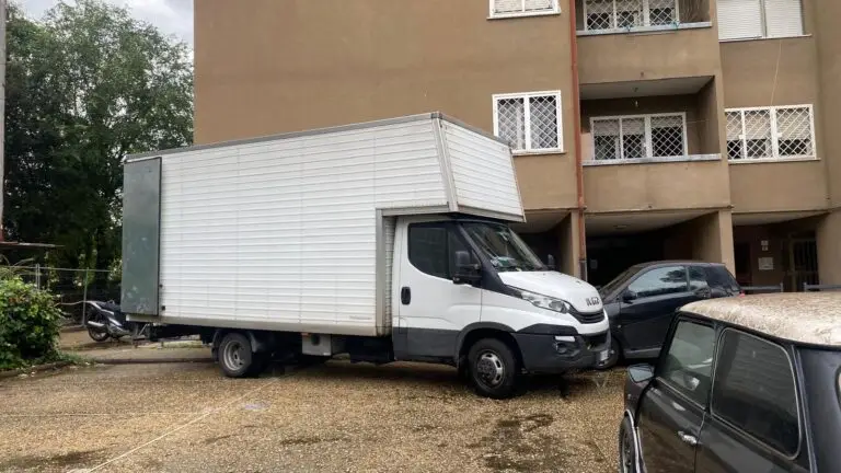 Furgone per traslochi Freccia SRL davanti a un palazzo a Roma
