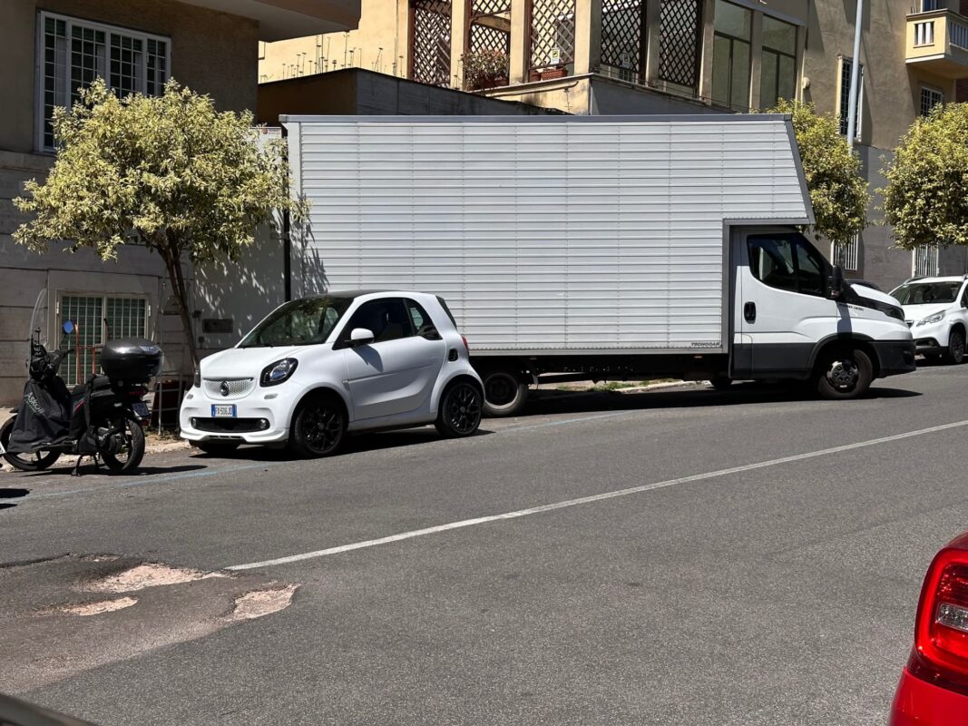 traslochi nazionali da Roma — furgone Freccia SRL pronto alla partenza
