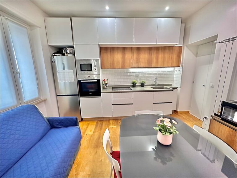 Cucina lineare moderna pronta per il trasloco a Roma